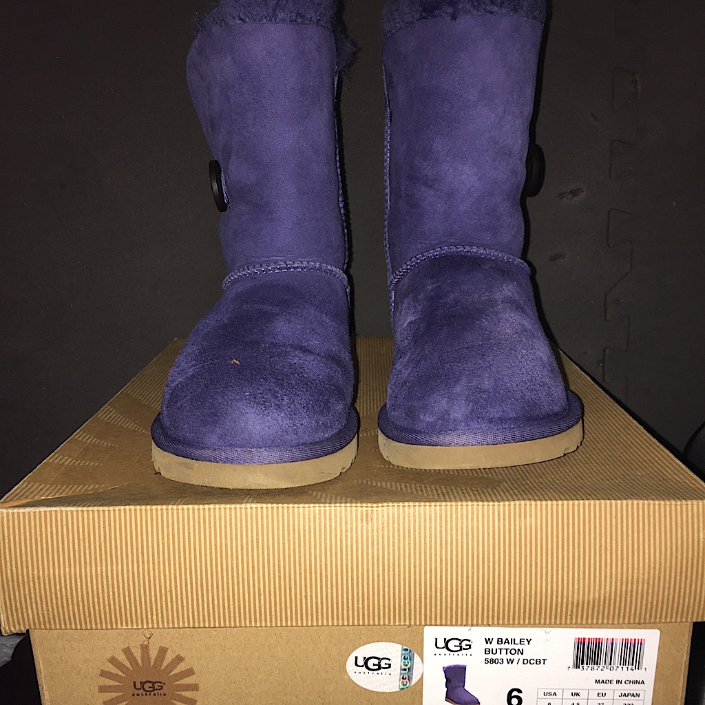 Ugg “Bailey Button” (Short)